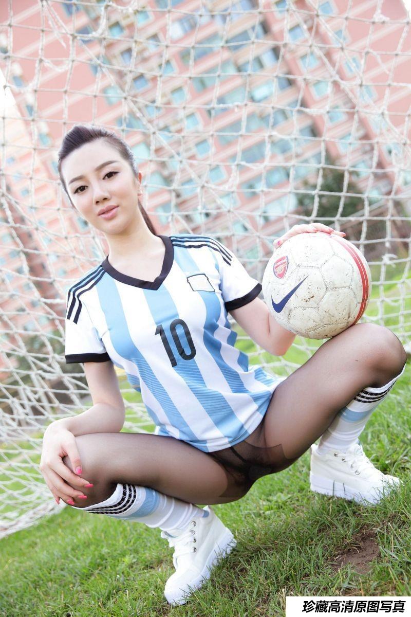 [AISS爱丝] F4001 NO.001 绿茵场上，我只穿了黑丝 [117P/286M]