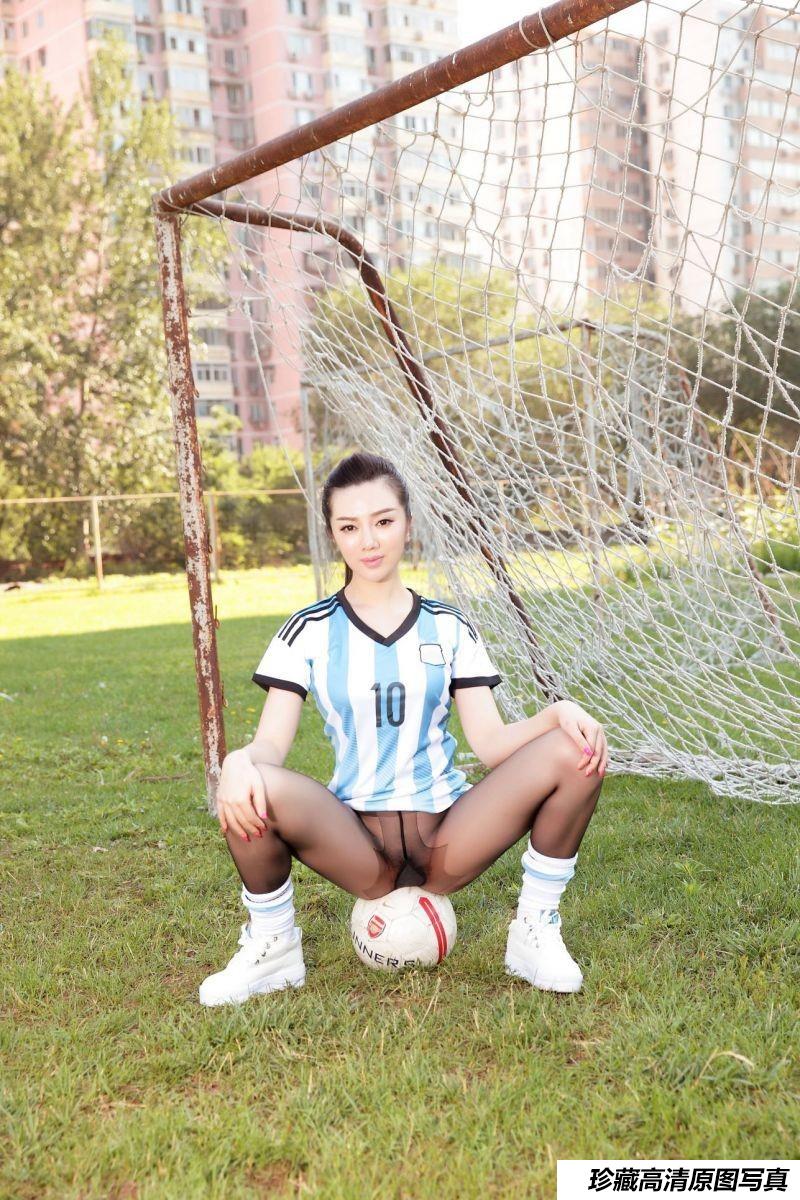 [AISS爱丝] F4001 NO.001 绿茵场上，我只穿了黑丝 [117P/286M]