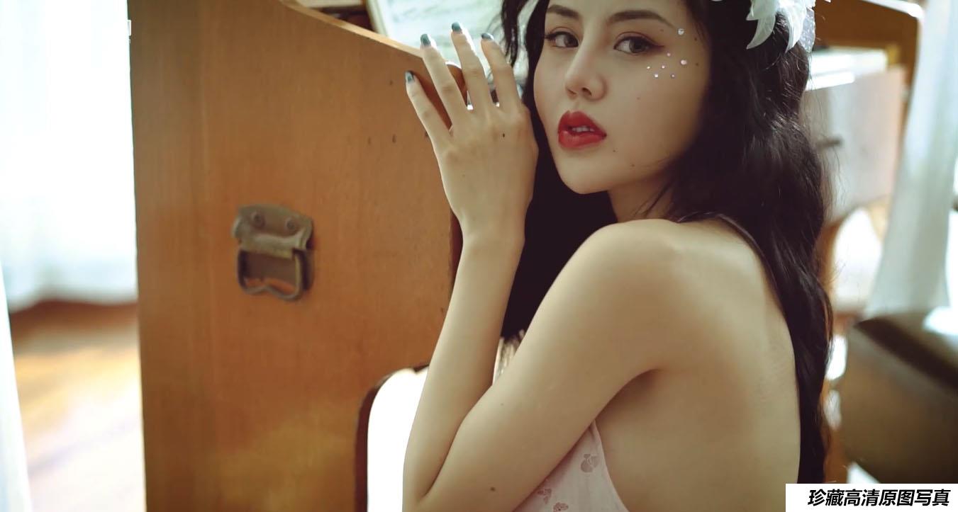 [YALAYI雅拉伊] 2019.01.14 V011 凉儿《橘色的暖阳花-视频版》 [1V/124M]