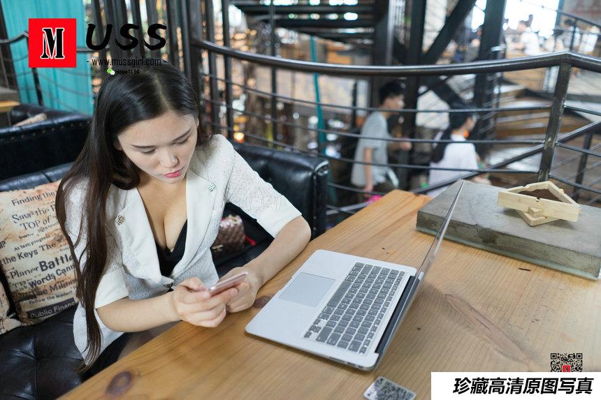 MussGirl 《玩手机》