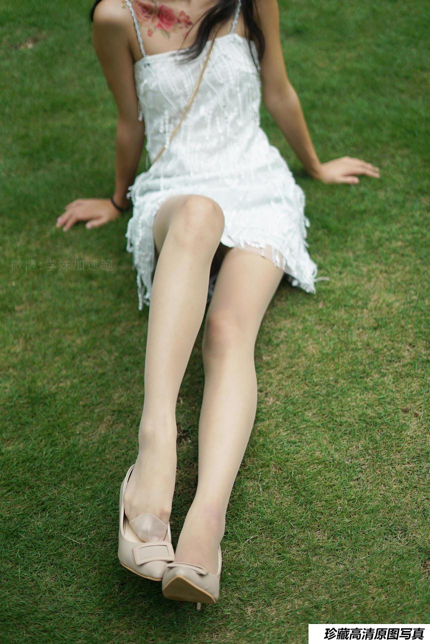学妹加速跑 XM079《草地上的绿茶jio-鹿酱》[97P-130MB]