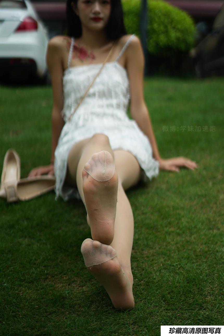 学妹加速跑 XM079《草地上的绿茶jio-鹿酱》[97P-130MB]