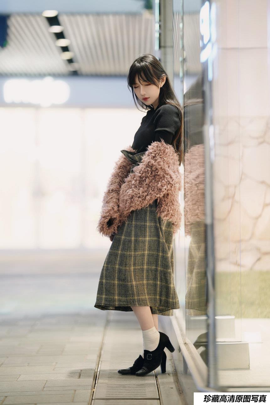 Shika小鹿鹿 - 三里屯街拍 [31P-301MB]