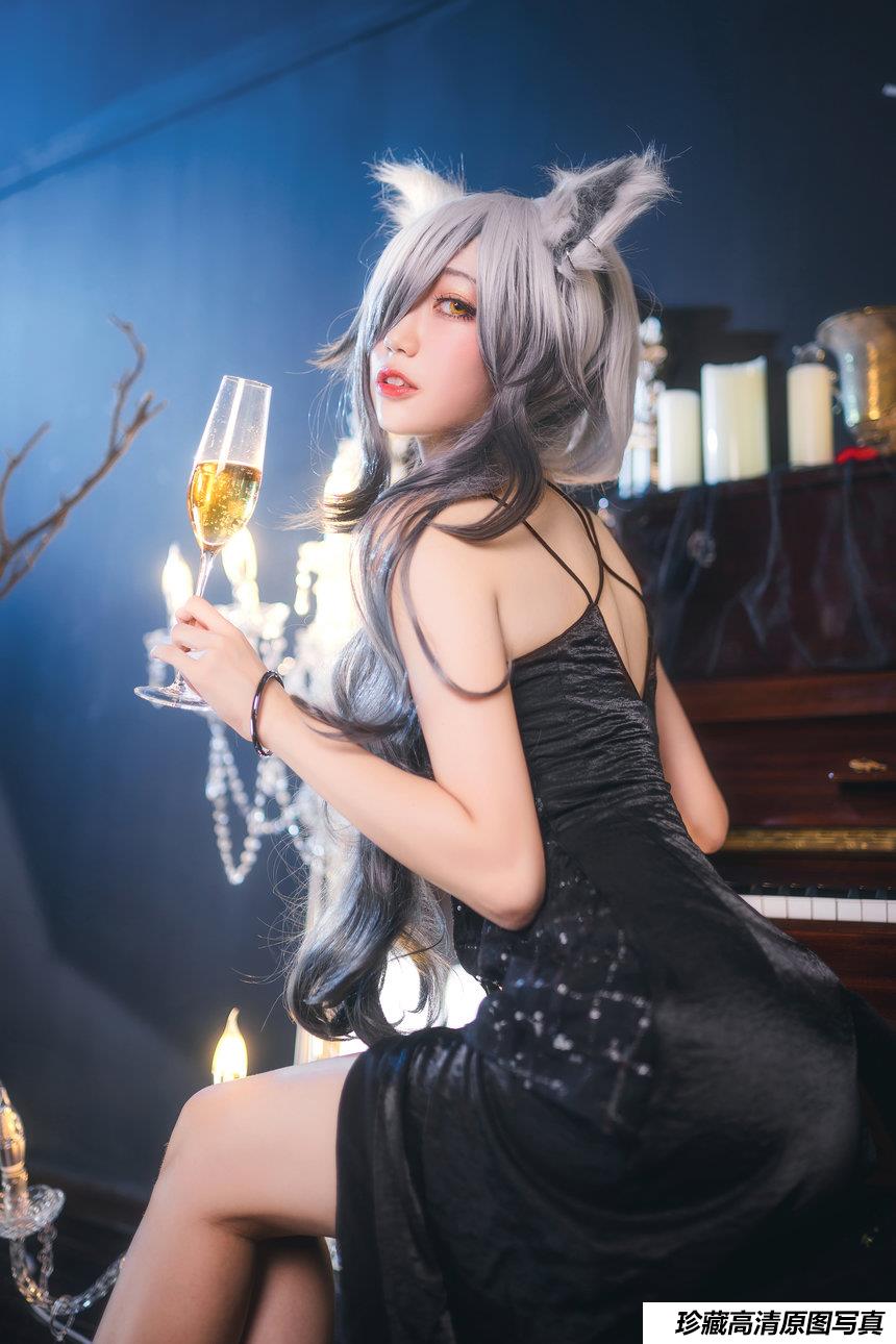 周叽是可爱兔兔 - 礼服 [24P-337MB]