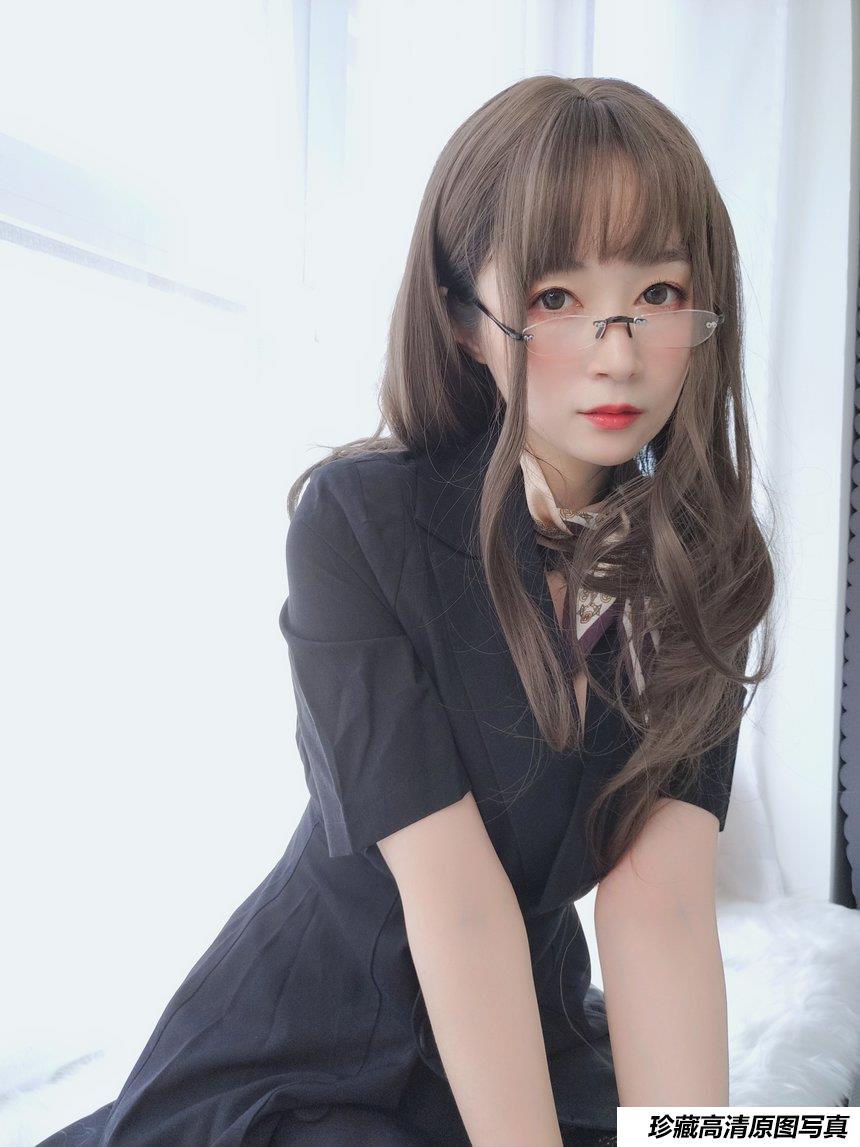 Coser小姐姐白银 - OL下的内衣 [124P12V-1.20GB]