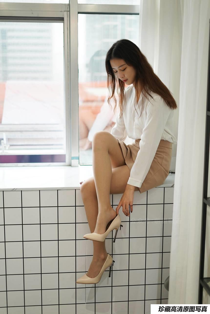 萌甜物语 XM130《职业装の美-小七》[99P1V-233MB]