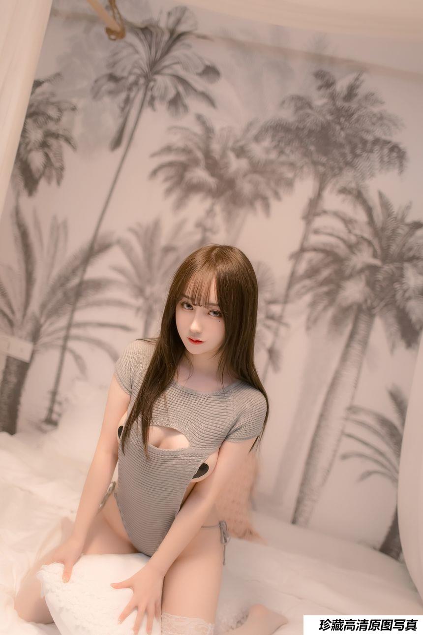 斗鱼主播尤猫醒醒ovo写真 - 漏背毛衣 [14P-26MB]