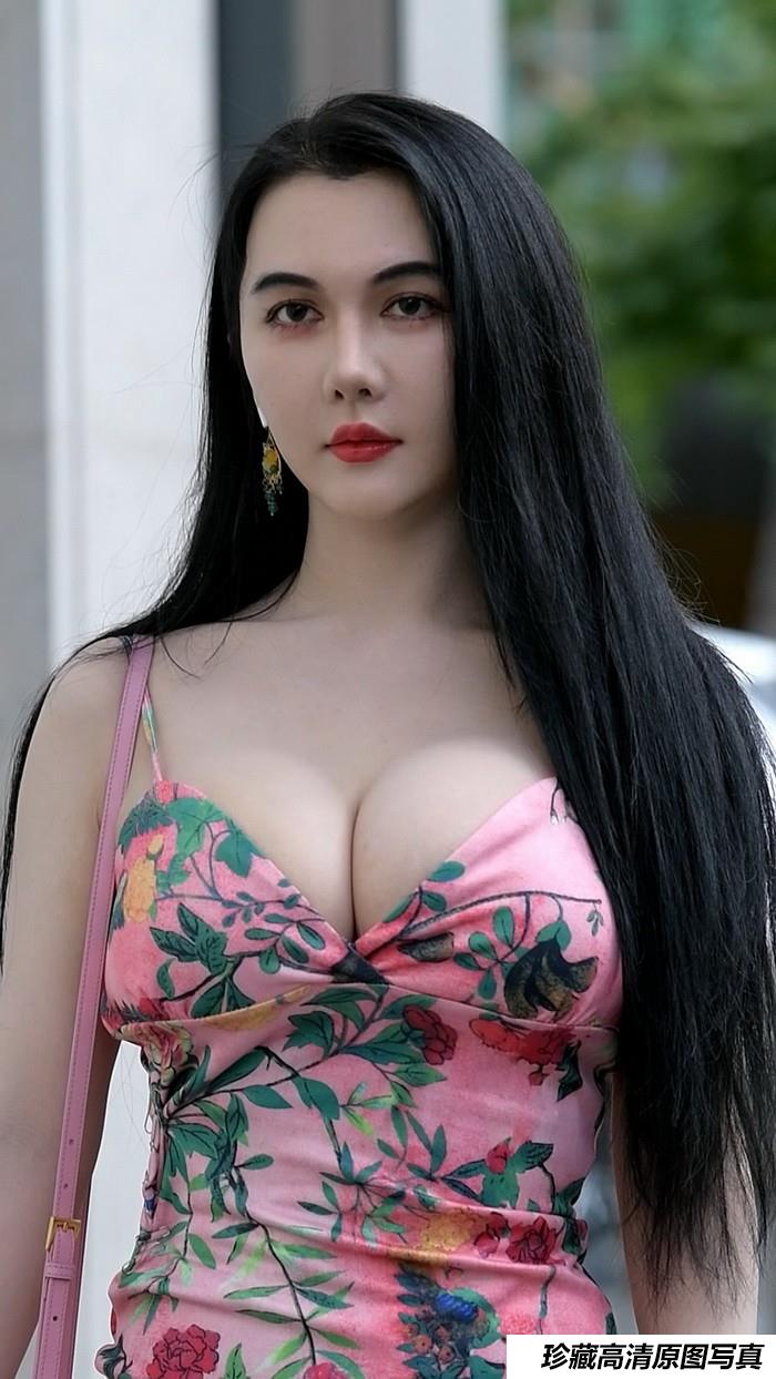 丰满的巨乳美女街拍[mkv/1.3G]-绅士图
