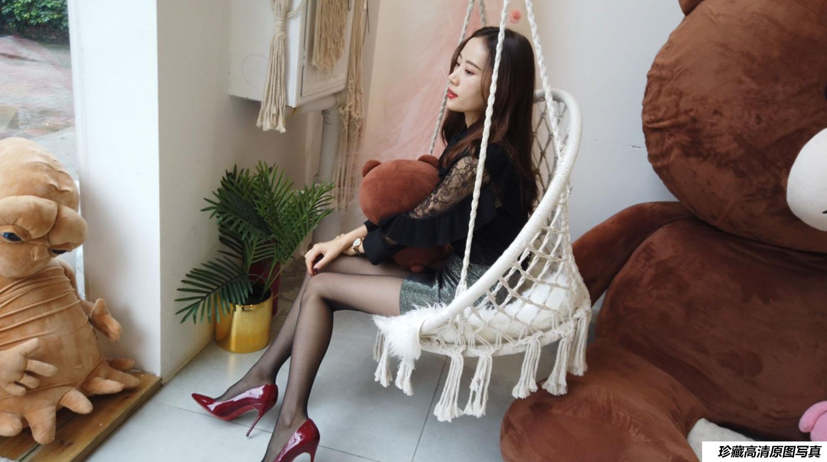 白皙高跟短裙黑丝美腿美女 [3V/4.38G]