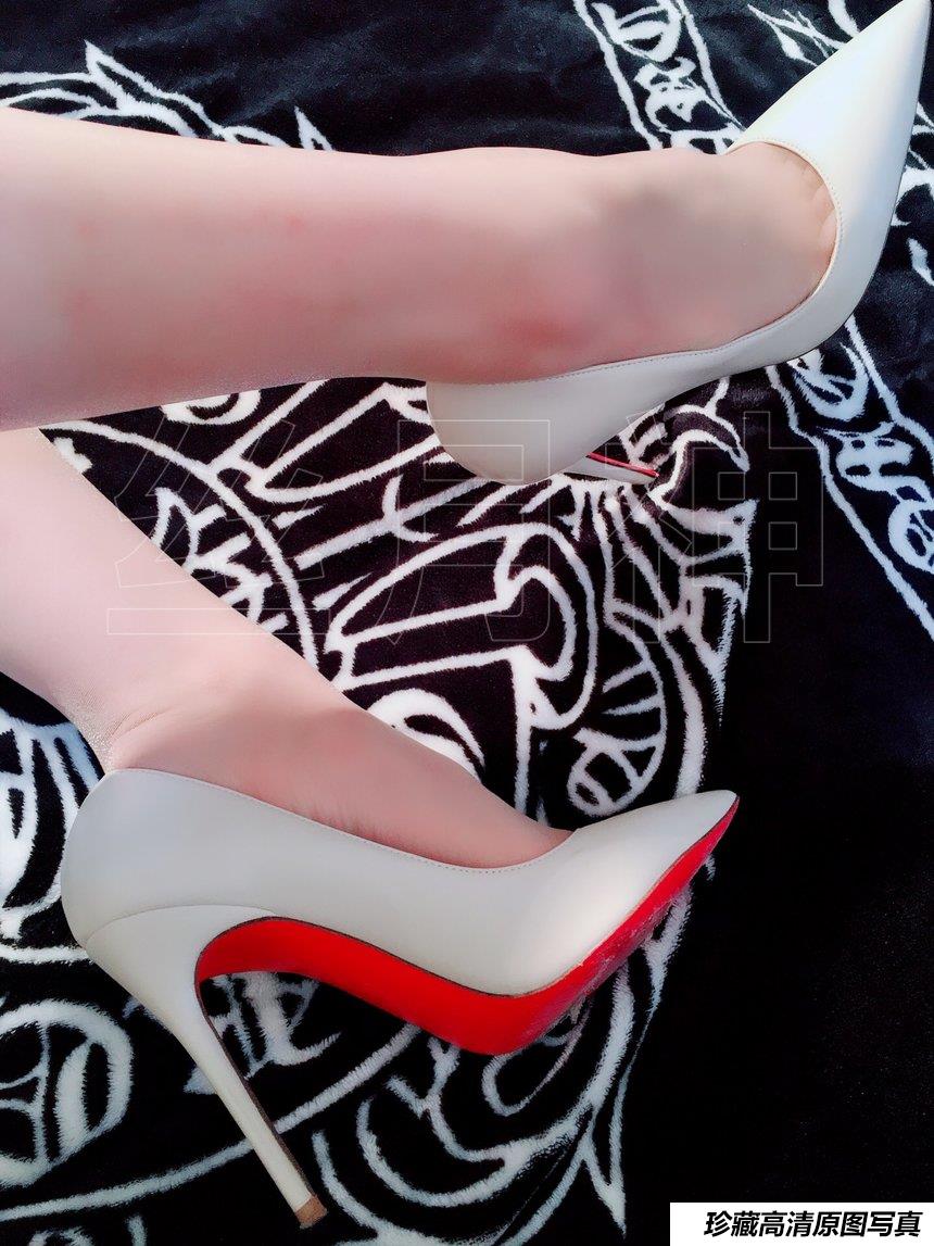 丝月神 003 肉色筒袜杏色高跟[107P／66.8MB]