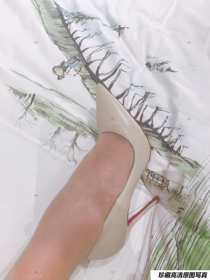 丝月神 018 白色筒袜肉丝杏色高跟[31P／62.2MB]