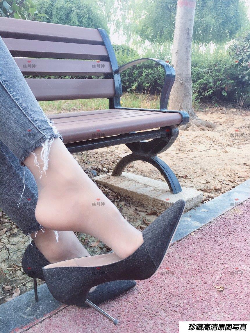 丝月神 014 牛仔裤里咖色筒袜凉鞋[96P／146MB]