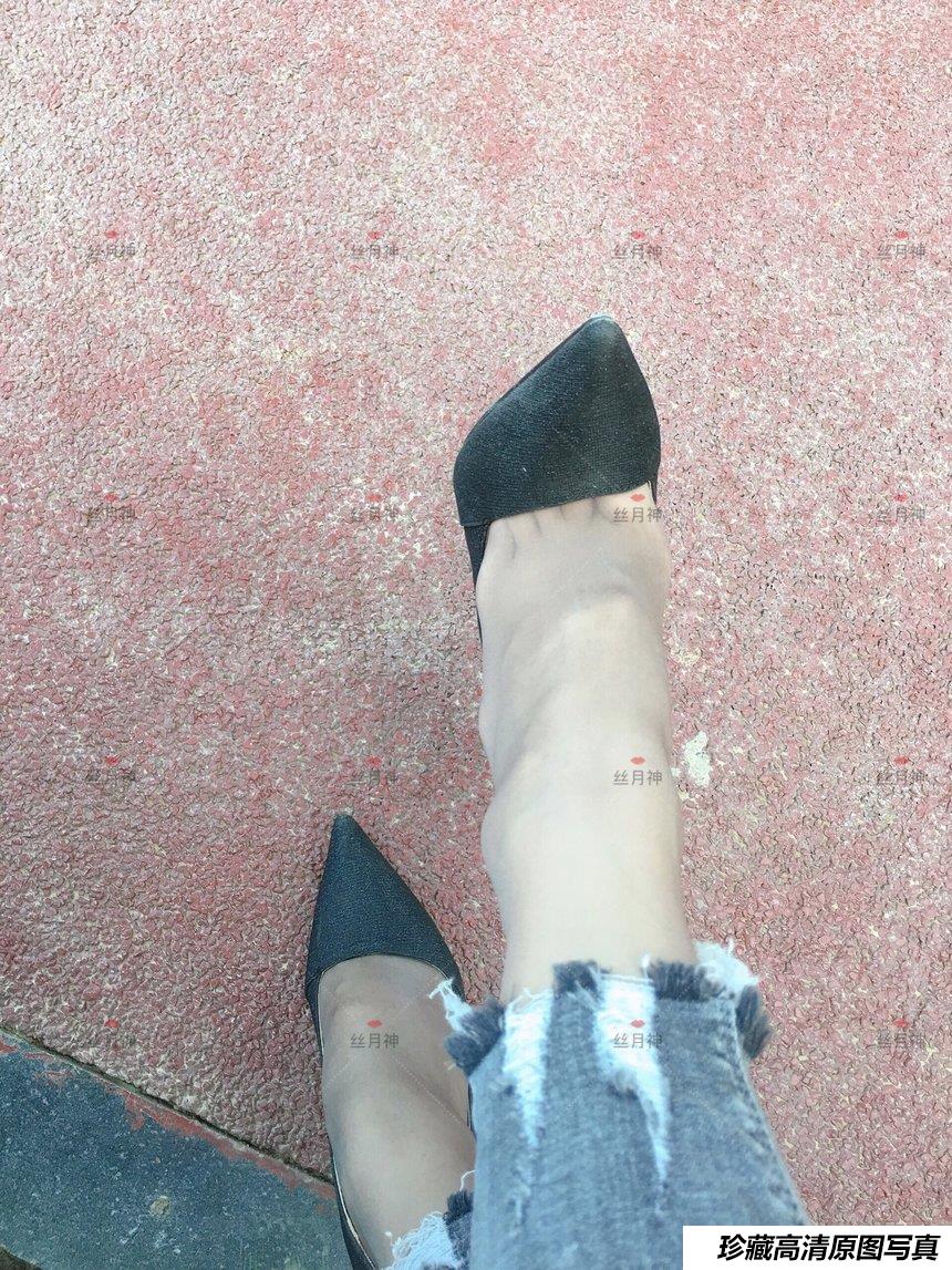 丝月神 014 牛仔裤里咖色筒袜凉鞋[96P／146MB]