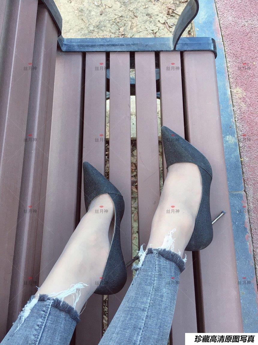 丝月神 014 牛仔裤里咖色筒袜凉鞋[96P／146MB]