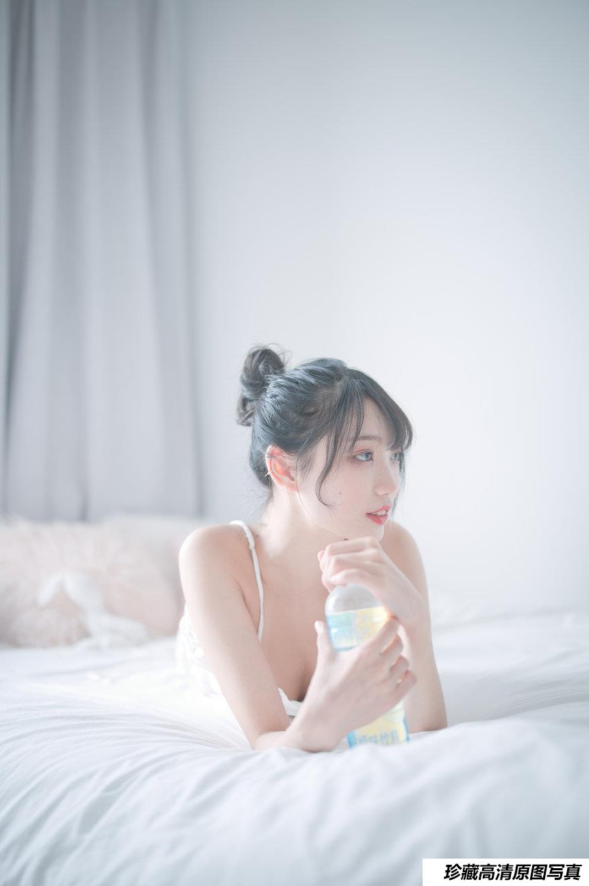 周叽是可爱兔兔 NO.015 - 白色睡衣[23P／196MB]