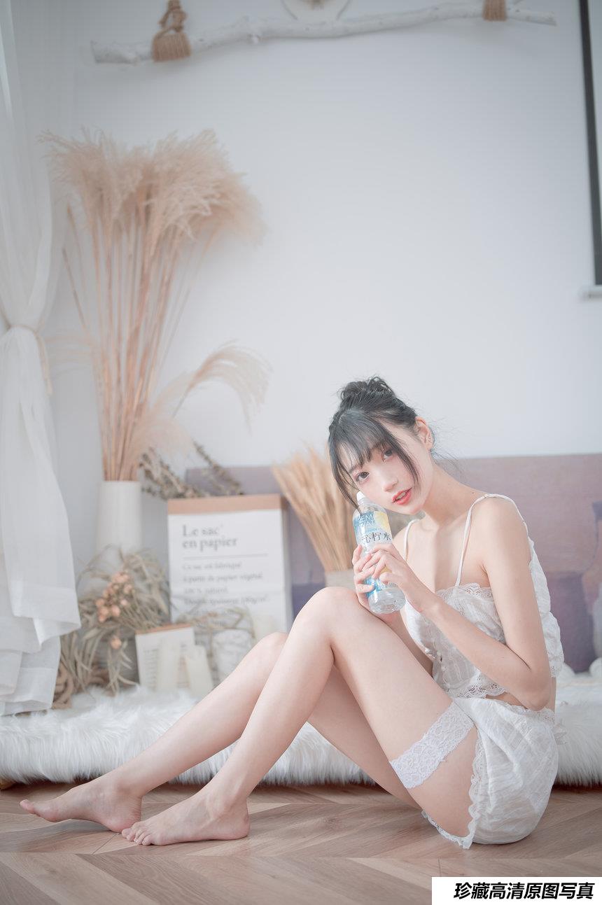 周叽是可爱兔兔 NO.015 - 白色睡衣[23P／196MB]