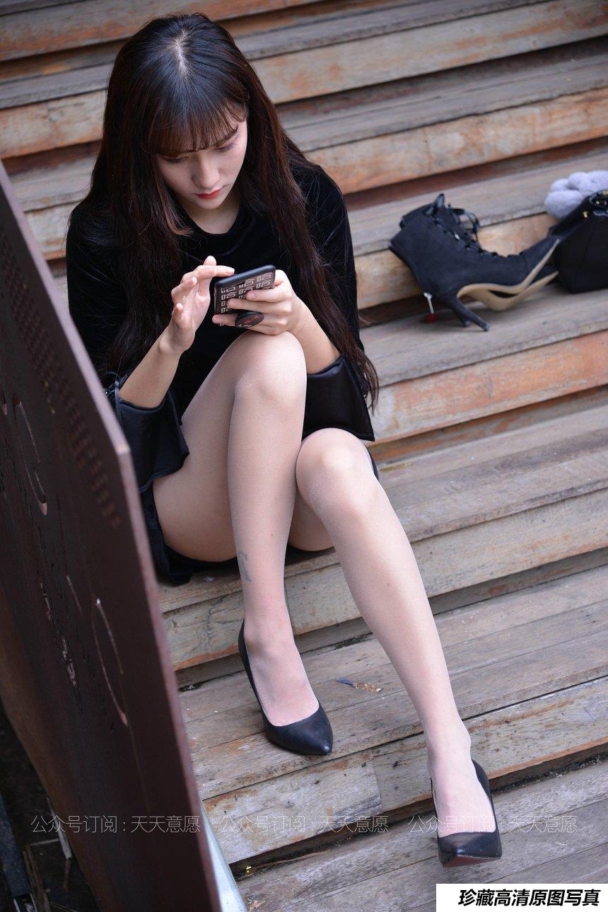 [IESS异思趣向] 2021.04.30 丝享家793：潇潇《楼梯上的黑色绑带》[82P／109MB]