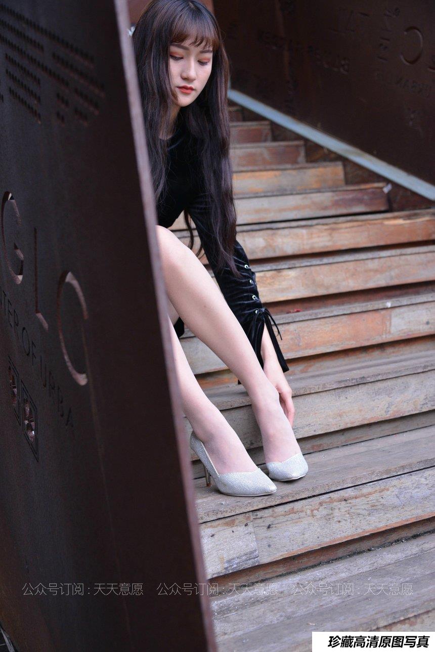 [IESS异思趣向] 2021.04.30 丝享家793：潇潇《楼梯上的黑色绑带》[82P／109MB]