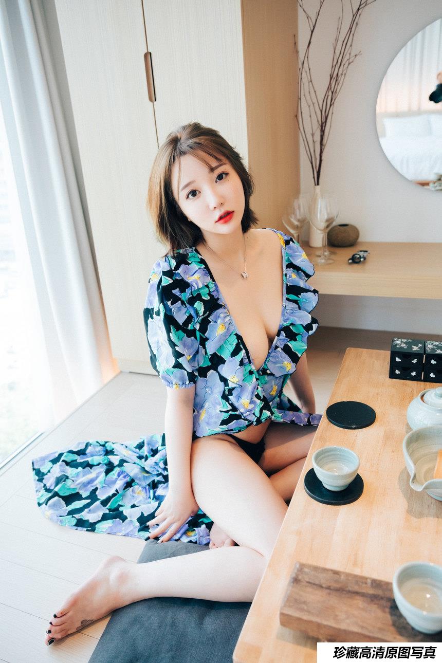 LOOZY Ye Eun – Lover In Hotel + S.Ver [112P-1.59G]