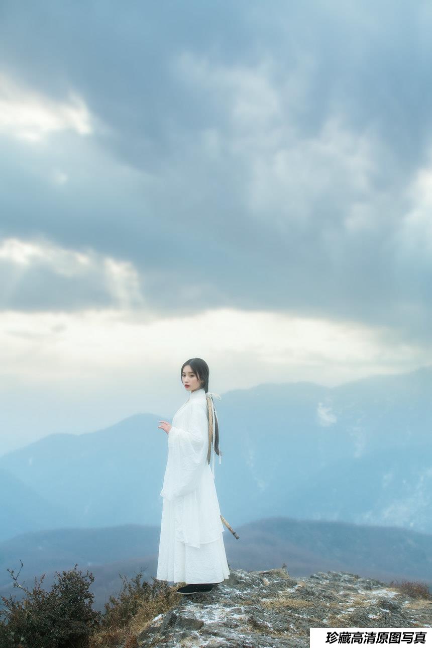 [YITUYU艺图语]2021.12.20 千山云 酒里[22+1P／378MB]