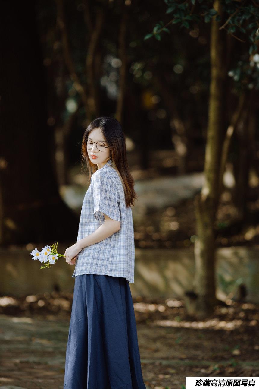 [YITUYU艺图语]2022.01.03 树下的蓝色往事 一鸭咿呀哟[23+1P／353MB]