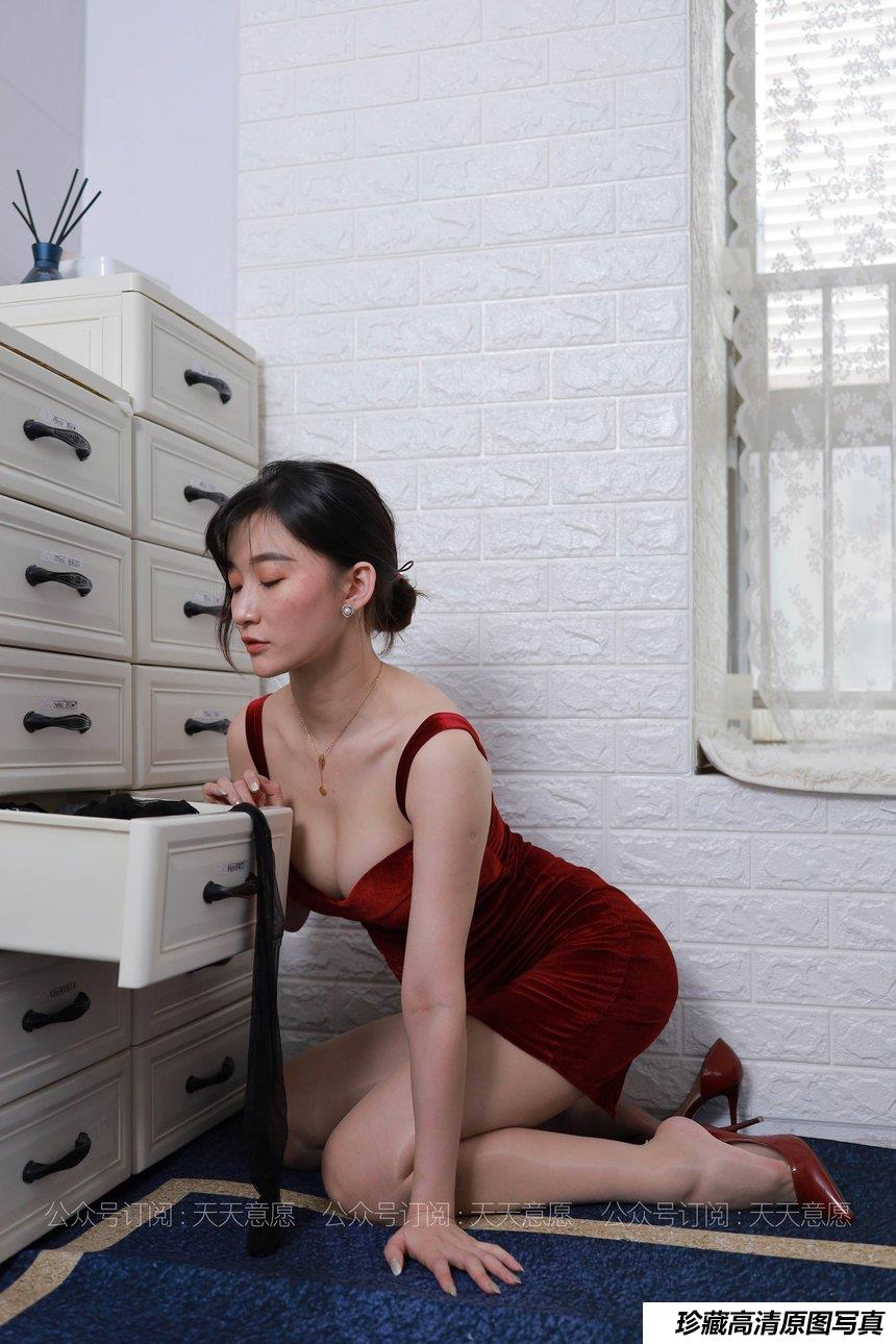 [IESS异思趣向] 2021.07.24 丝享家869：秋秋《姓感红裙女神》[93P／124MB]