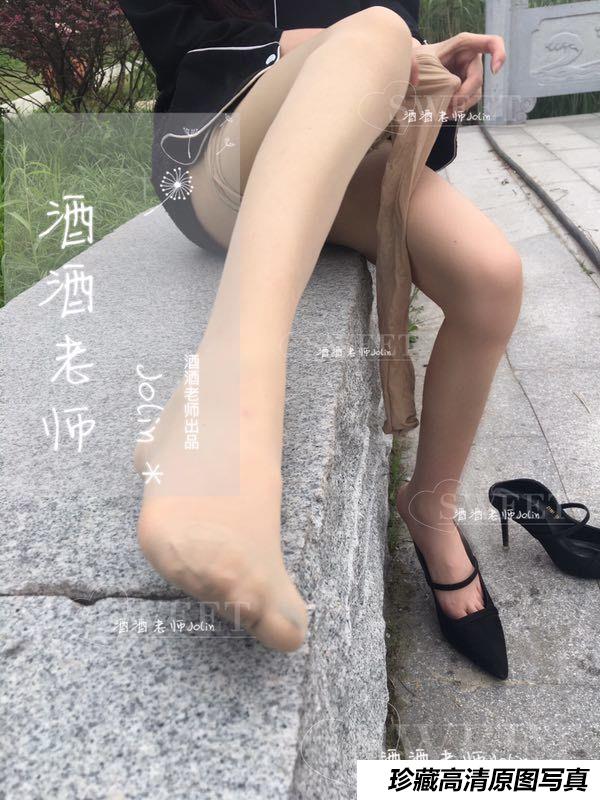 [酒酒老师] 走的累脱个丝嘛公园外拍 [92P-13.4MB]