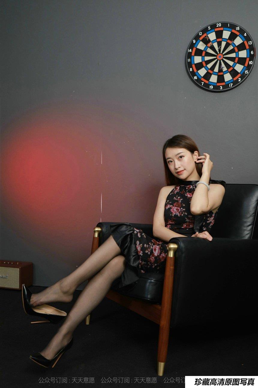 [IESS异思趣向] 2021.08.21 丝享家896：小婕《挂脖连衣裙》[105P／138MB]