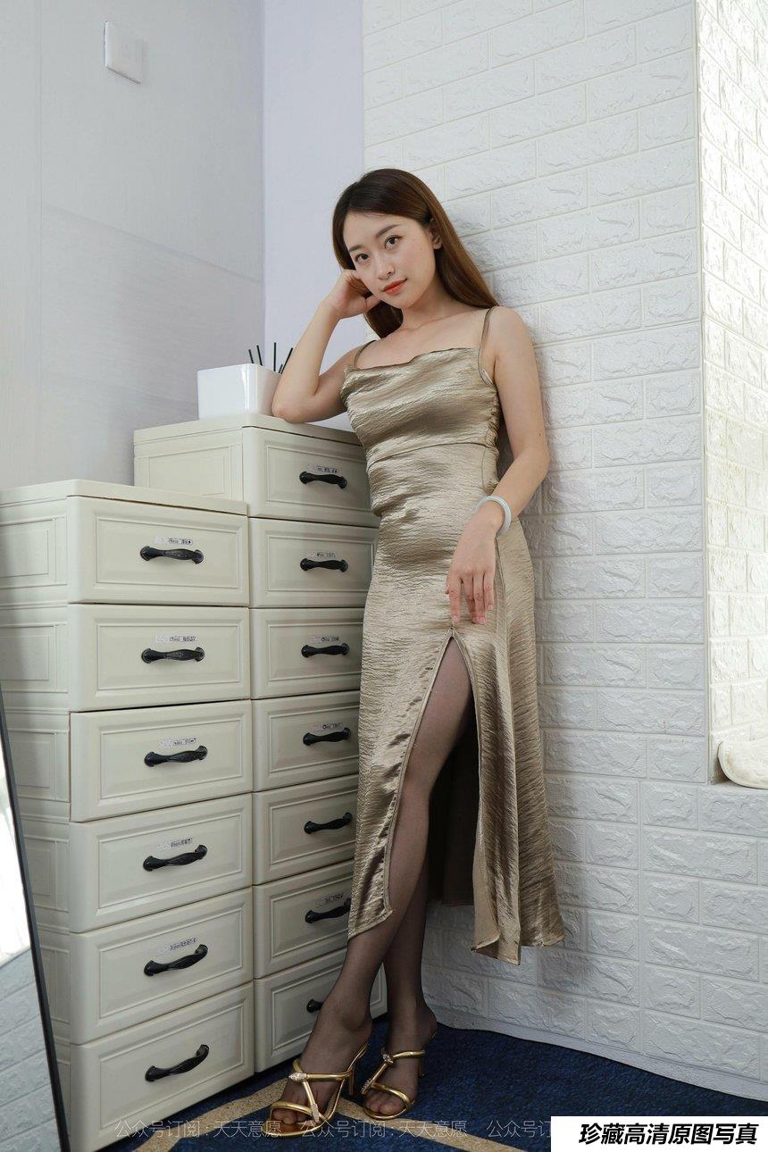 [IESS异思趣向] 2021.08.31 丝享家905：小婕《金色吊带裙》[93P／170MB]