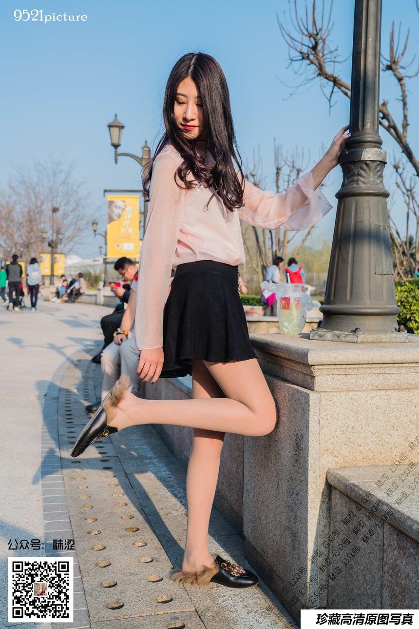 袜涩写真 VOL.017 伟伟黑色小短裙 [33P／167MB]