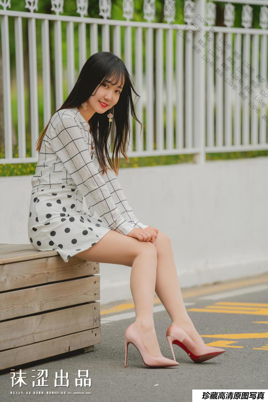 袜涩写真 VOL.064 女粉丝脸脸 超薄隐形肉丝和12cm的缎面高跟鞋  [25P／62MB]