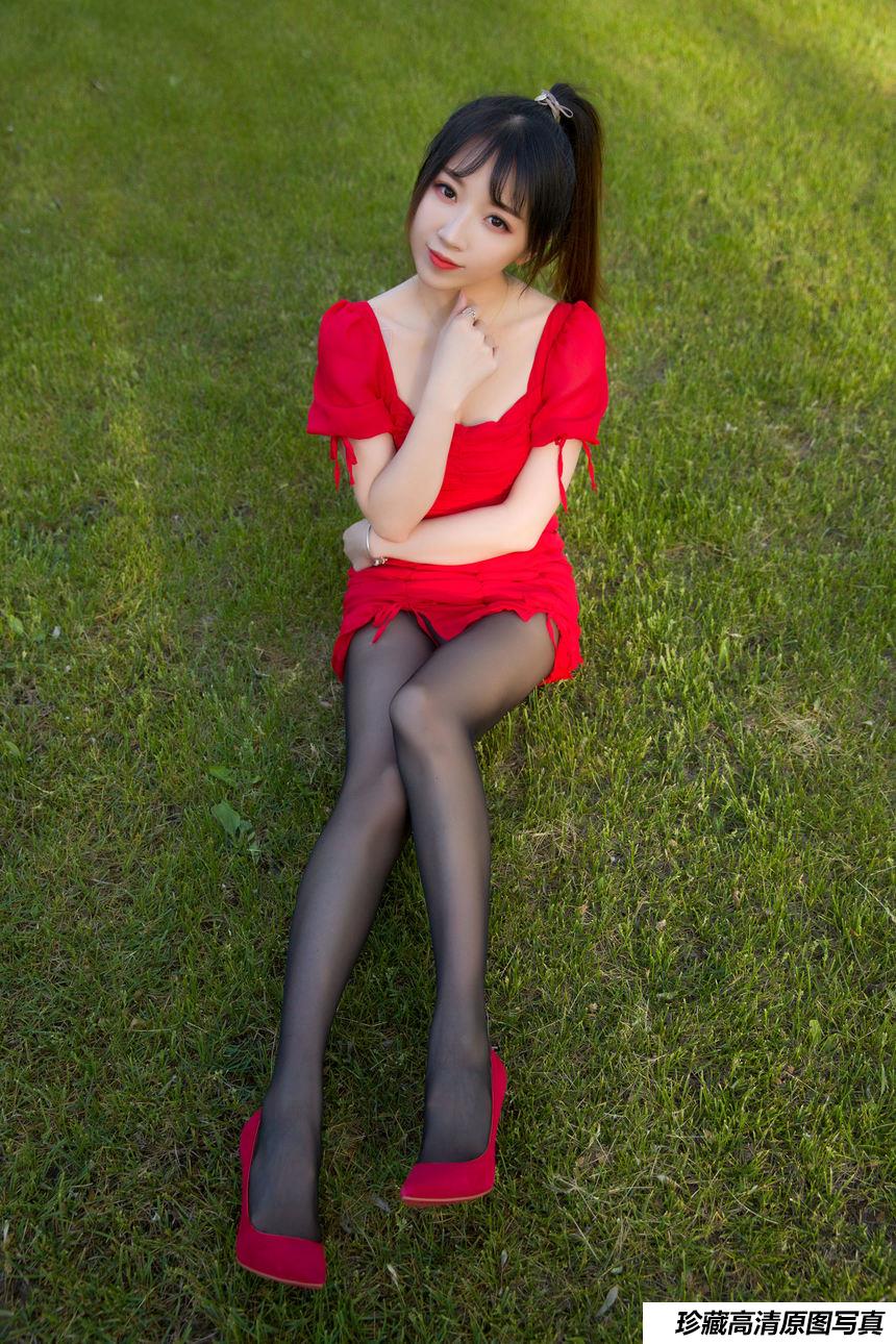 小女巫露娜 - NO.23 户外小红裙 [66P-42MB]