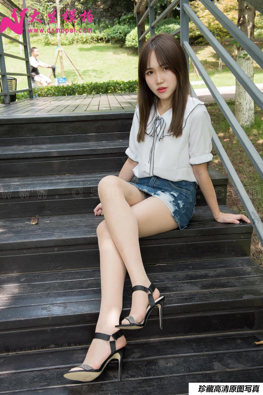 大生模拍 No.137 婉菱 公园里的短裙肉丝 [54P1V506MB]