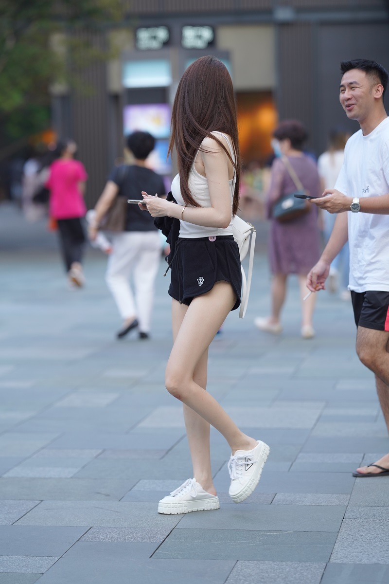 图片[2]-【街拍】热裤大长腿小姐姐-绅士图