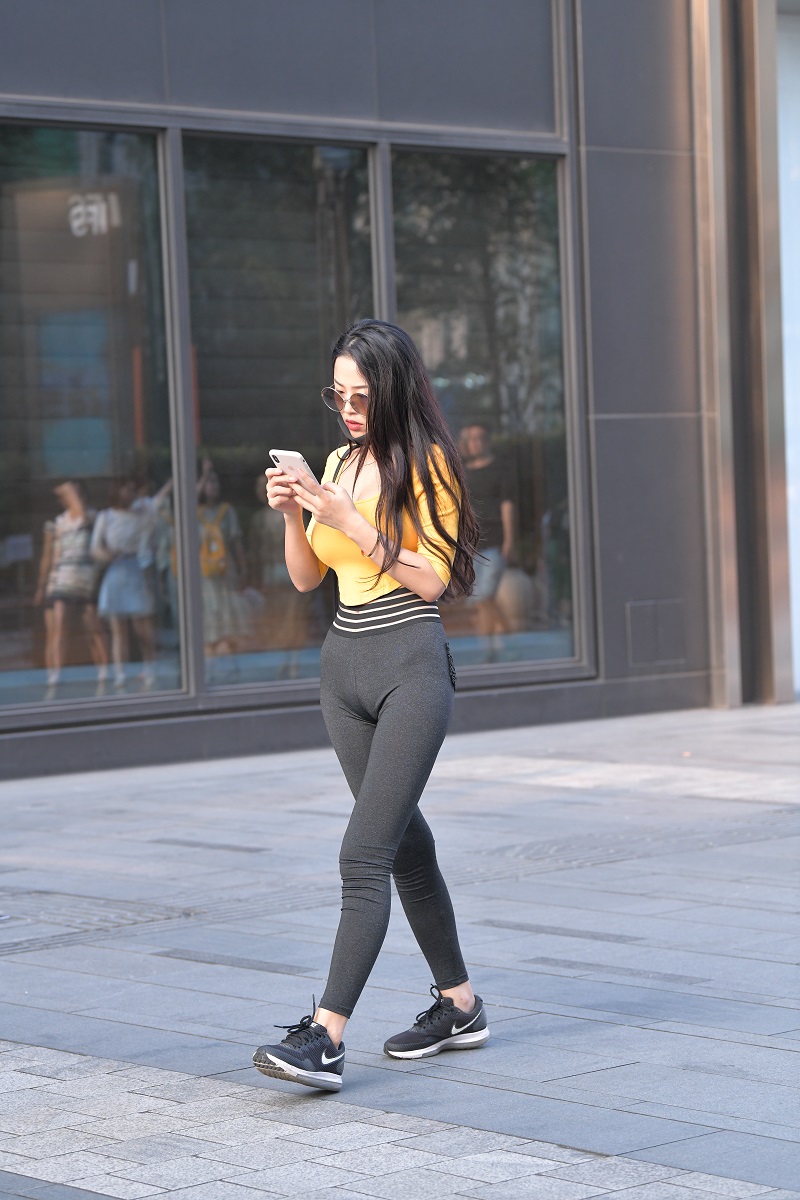 图片[2]-【街拍】紧身裤美女-绅士图