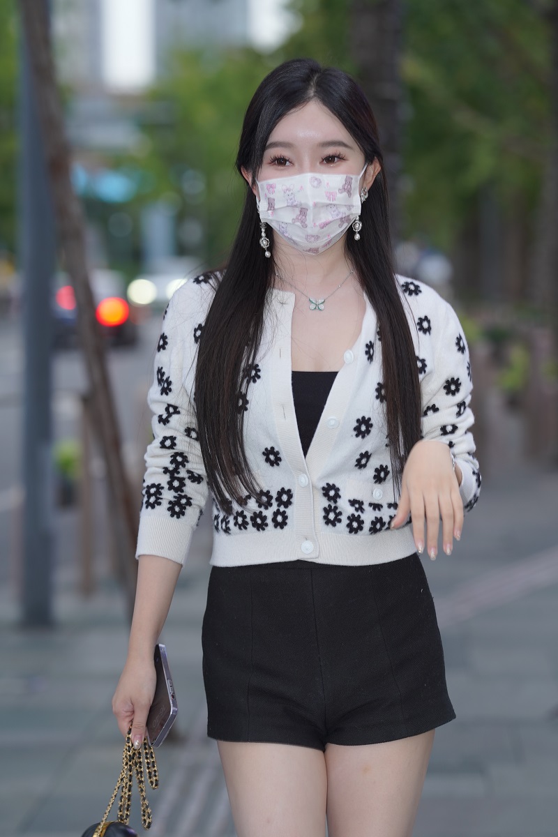 图片[2]-【街拍】漂亮热裤女友-绅士图