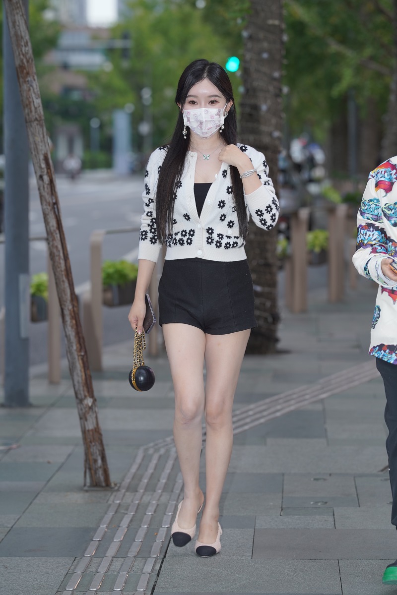 图片[3]-【街拍】漂亮热裤女友-绅士图