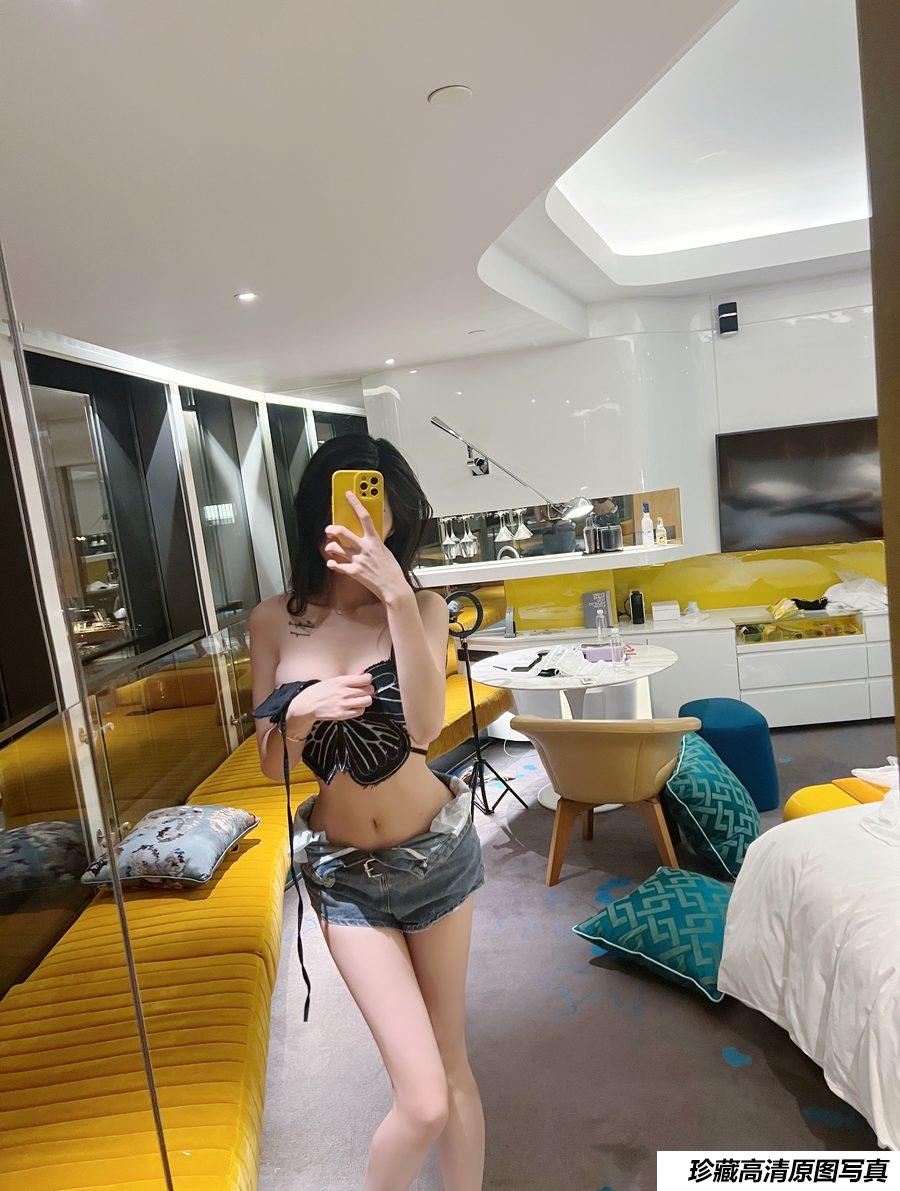 葛征《酒店自拍》原版写真 [25P+1V-345MB]