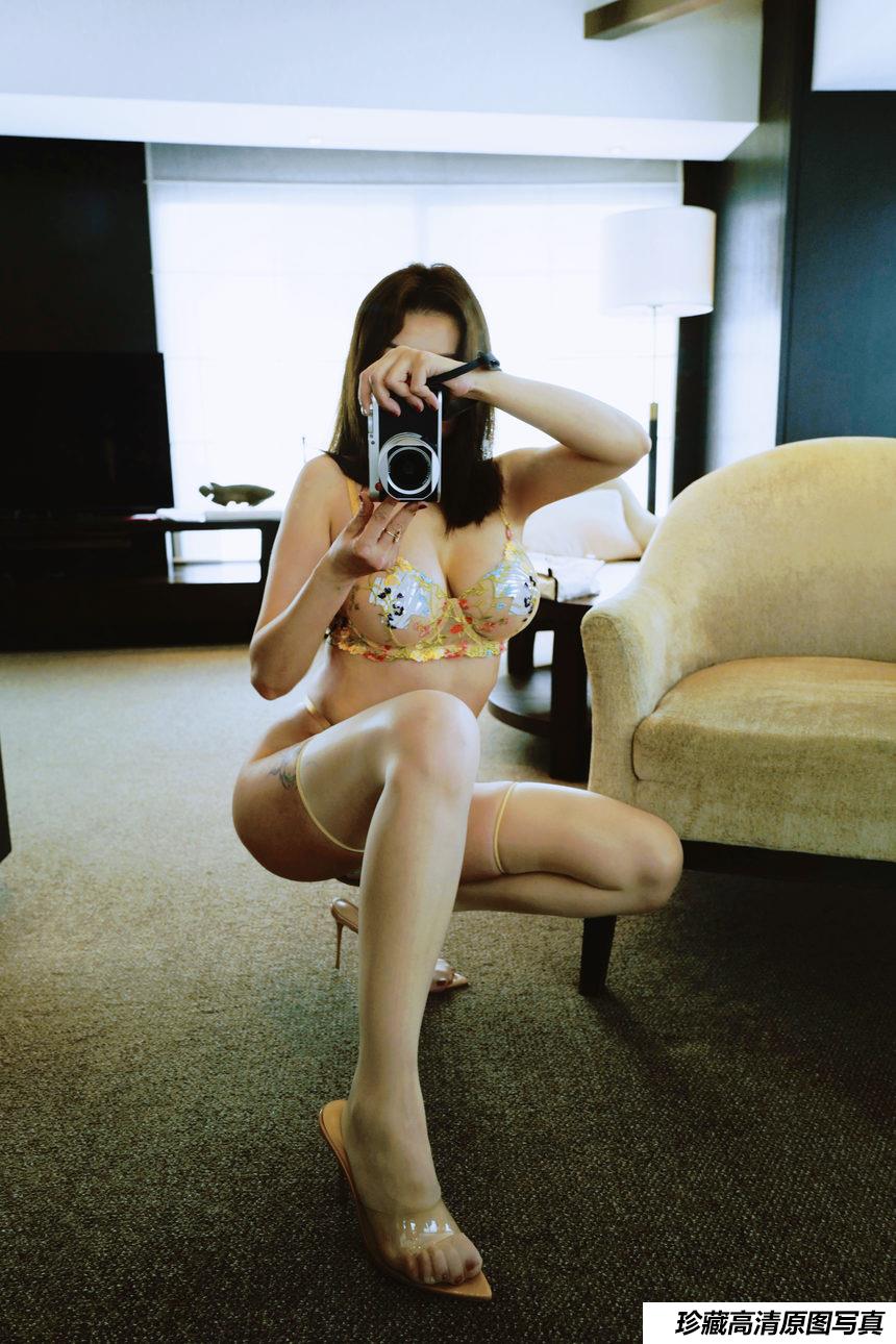 果儿Victoria 《 半腿肉丝》原版写真 [22P+2V-1.31G]