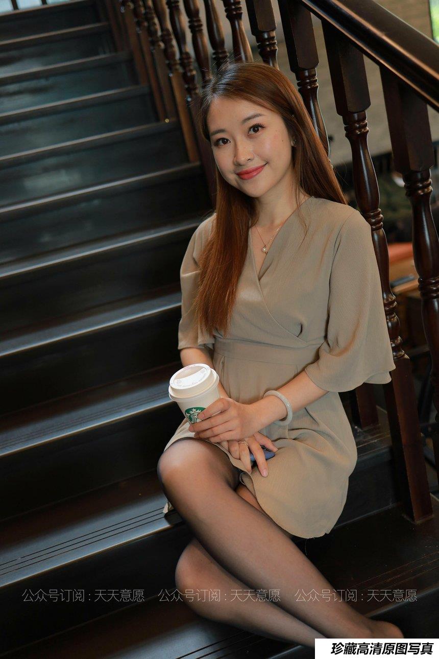 [IESS异思趣向] 2021.06.09 丝享家827：小婕《红色跟底一身轻》[90P／128MB]