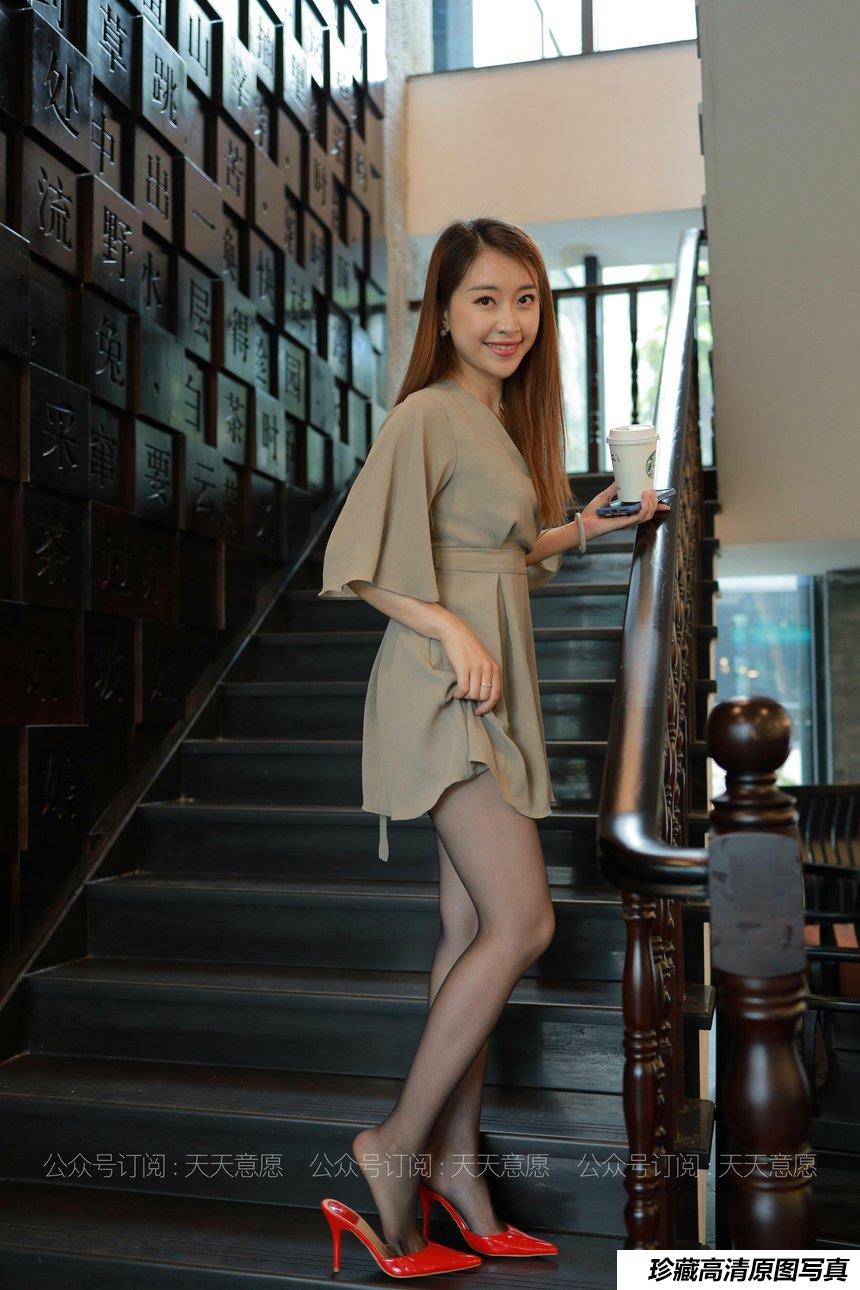 [IESS异思趣向] 2021.06.09 丝享家827：小婕《红色跟底一身轻》[90P／128MB]