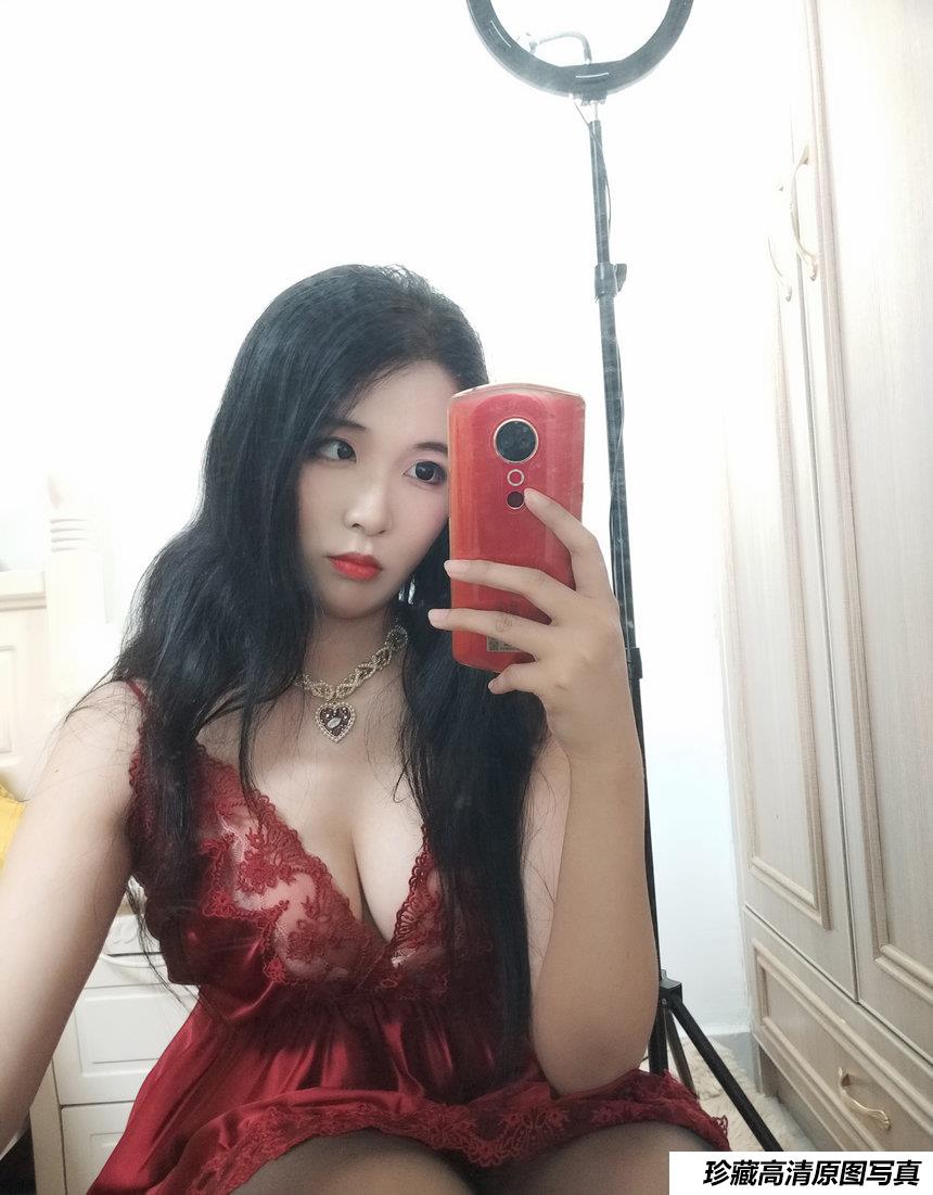 轩萧学姐 - 酒红色睡衣 [36P3V-209MB]