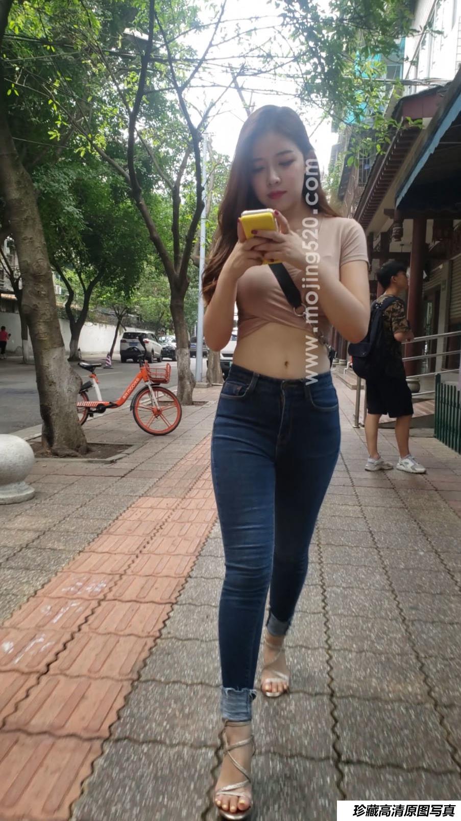 都市丽人翘臀长腿高跟牛仔裤美女【1V/5.11G】