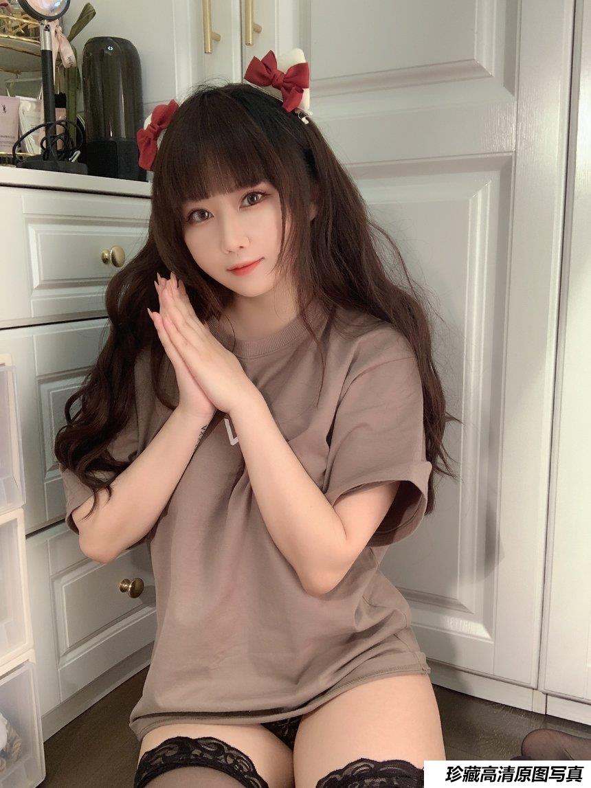 是依酱吖 - NO.41 T恤底下 [31P2V-84MB]