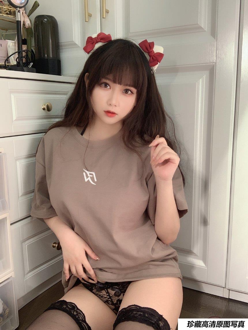 是依酱吖 - NO.41 T恤底下 [31P2V-84MB]