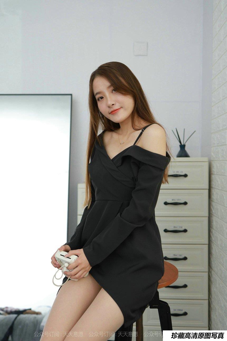 [IESS异思趣向] 2021.10.12 丝享家945：婉苹《姓感露肩短裙》[94P／123MB]