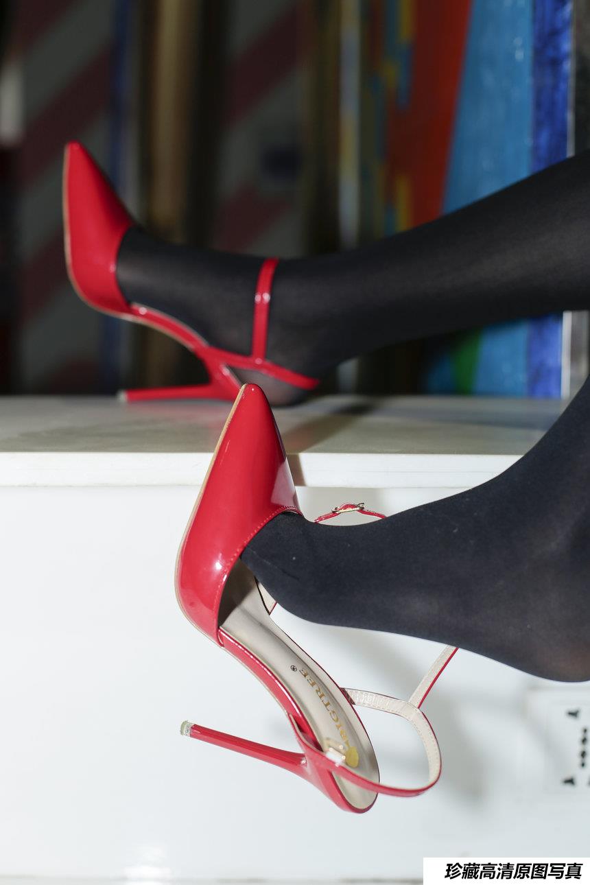 奈丝写真 NO.077 纯黑的丝 正红的鞋–喵喵 [35P+172M]