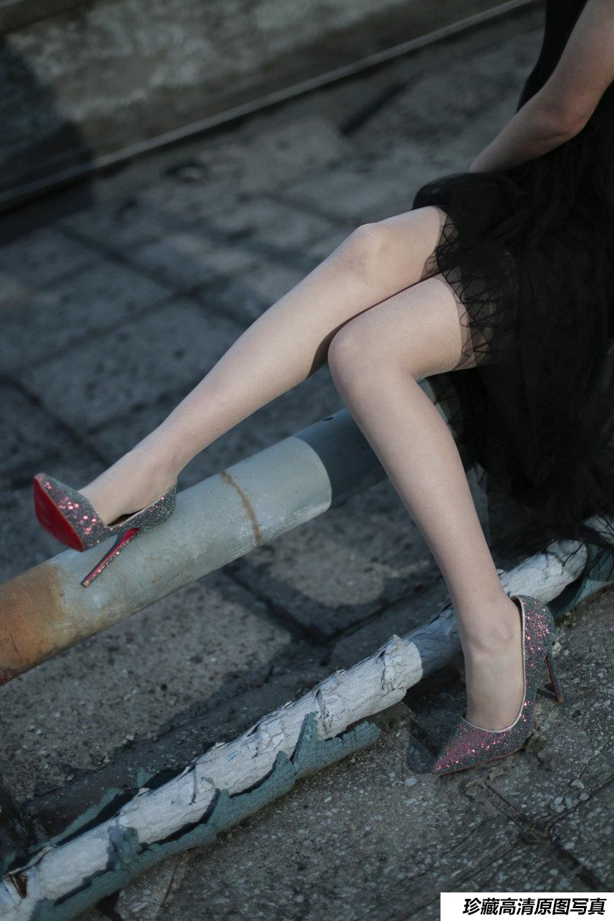 奈丝写真 NO.060 从白昼到黑夜，在天台吹吹风–喵璃 [39P+216M]