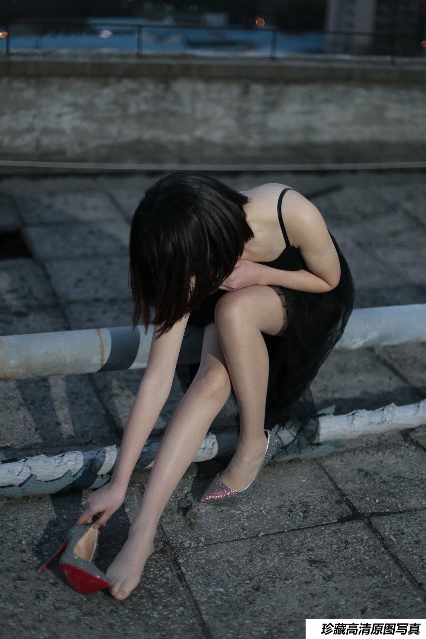 奈丝写真 NO.060 从白昼到黑夜，在天台吹吹风–喵璃 [39P+216M]