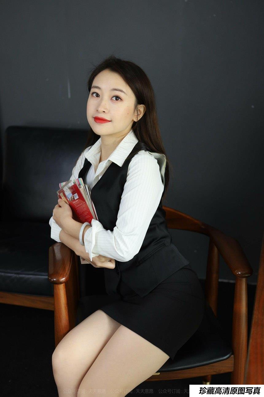 [IESS异思趣向]2021.11.12 丝享家972：小婕《周末陪你加班》[94P／105MB]